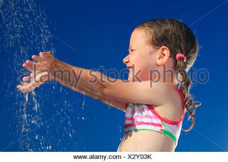 Mädchen Bikini Garten nehmen Sie eine Dusche Menschen Kind Kindheit Sommer glücklich