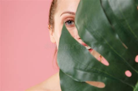 Cerrar Rubia Mujer Medio Desnuda Piel Perfecta De Los Años 20 Nude Maquillaje Ojos Azules