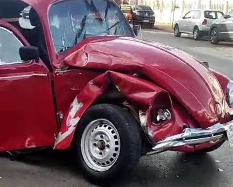 Fusca é bastante danificado e motorista fica ferido em acidente no