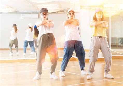 Trois Jeunes Filles Minces S Asseyent Dans Un Yoga Pose Avec Des Yeux