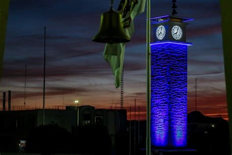 Municipio De Delicias Chih Iluminan El Reloj P Blico De Azul