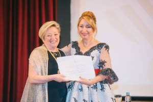 La Dra Ana Lluch recibirá el premio a la Mejor Trayectoria Profesional