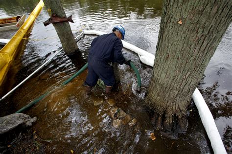 Kalamazoo River oil spill close to 1 million gallons: A roundup from ...