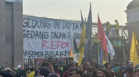 Parlemen Bikin Rezim Makin Otoriter Formappi Salah DPR Beri Waktu