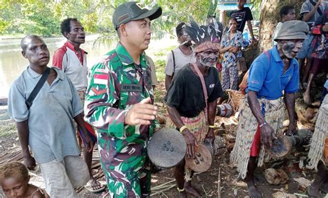 Lestarikan Adat Kampung Satgas Pamtas RI PNG Yonif 511 DY Ramaikan