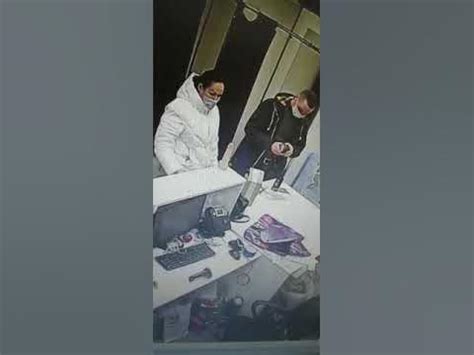 Женщина решила проверить стойкость резинового члена прям в пункте ...