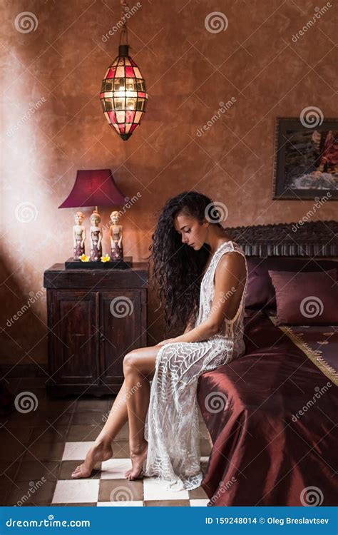 Matin D une Jeune Femme En Lingerie De Soie Blanche Assise Sur Le Lit Dans Un Hôtel De Luxe