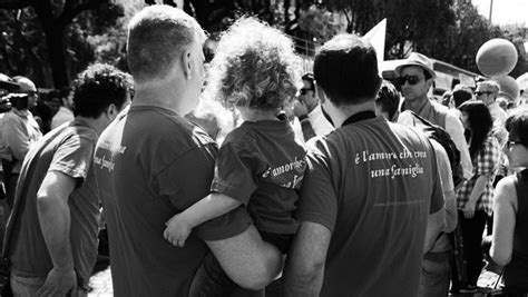 Coppia gay adotta bimbo all estero sì della Cassazione a trascrizione in Italia Parla Marrazzo