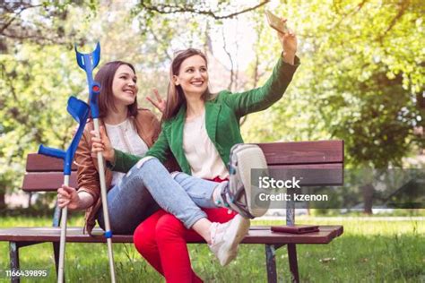 berteman baik  satu memiliki kaki patah mengambil selfie foto