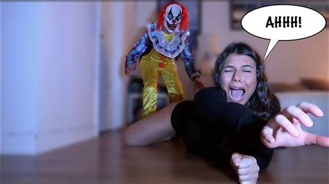 SCARY CLOWN PRANK ON GIRLFRIEND!! - YouTube