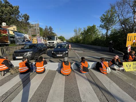 Sperren In Wien Klimaaktivisten Blockieren Pendler Strecken Im