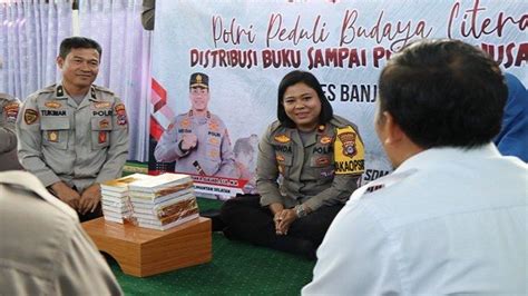 Dukung Budaya Literasi Polres Banjarbaru Bagikan Buku Pendidikan Dan