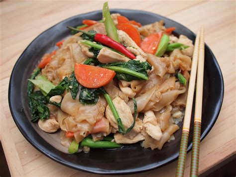 I Love Thai Recipes Raad Na Wide Rice Noodles With Gravy