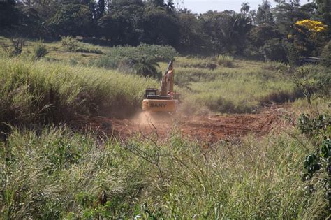 Construtora inicia limpeza da área para obra de duplicação da Avenida