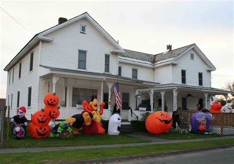 Hot Fresh Pics: Cool Halloween Houses