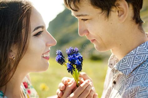 Une Photo D un Homme Donnant Des Fleurs à Son Amant Un Jour D été Photo