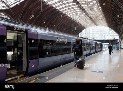 Heathrow Express - Paddington Station - London Stock Photo - Alamy