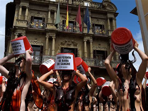 Video Desnudas Y Ba Adas En Sangre Protestan Contra Sanfermines Excelsior