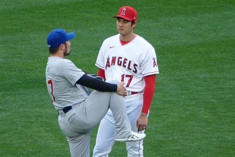 【mlb】大谷翔平と鈴木誠也が約2分間の談笑 試合直前にがっちり握手→メジャー“初対決”へ 野球 スポーツブル スポブル