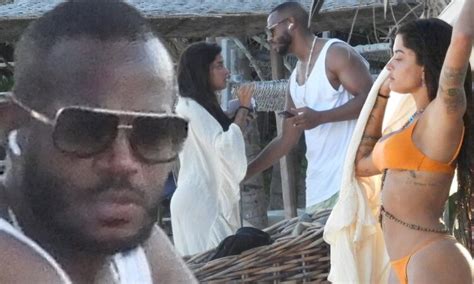 4 Hot Sexy Summer Wayans Bikini Pics