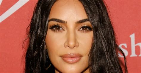 En bikini néon Kim Kardashian a affiché ses courbes parfaites dans un look audacieux