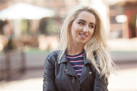 Premium Photo Beautiful Blonde Woman In A Leather Jacket