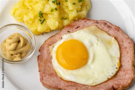 Eine Typisch Bayerische Brotzeit Leberk Se Mit Kartoffelsalat Stock