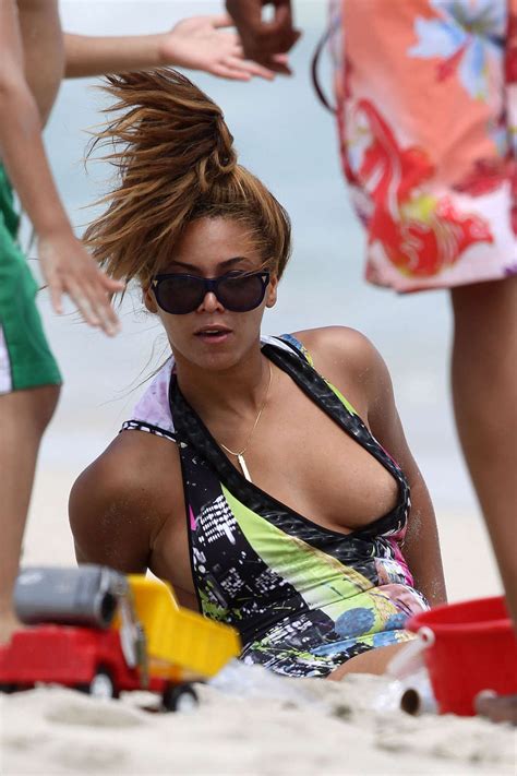 Beyonce Knowles Nipple Slip On Beach Paparazzi Shoots And In Stockings