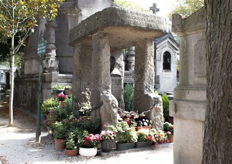 Le Tombeau Du Allan Kardec Au Cimetière Du Père Lachaise à Paris