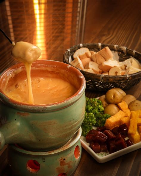 Sequência De Fondue Em Um Ambiente Luxuoso De Gramado Espaço Kids