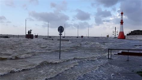 Sturmflut Bremerhaven Willy Brandt Platz Wasserundeis Youtube