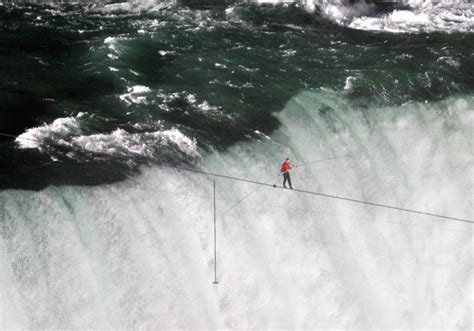 Nik Wallenda completes tightrope walk across Niagara Falls