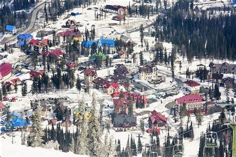 Sheregesh la estación rusa de los célebres Bikini Ski Fest se