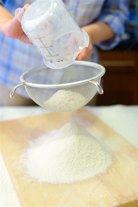 Tamizar La Harina Mujer Cocinando Tamizar La Harina Con Tamiz Foto