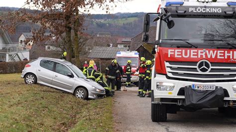 St Martin im Mühlkreis Lenkerin bei Kollision mit Baum verletzt