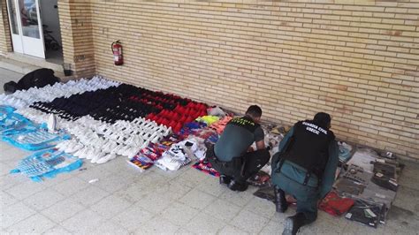 La Guardia Civil interviene más de 1 500 prendas de ropa falsificada en