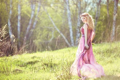 Belle Fille Blonde Dans La Longue Robe Rose Sur Un Fond De Nature Photo Stock Image Du Cheveu