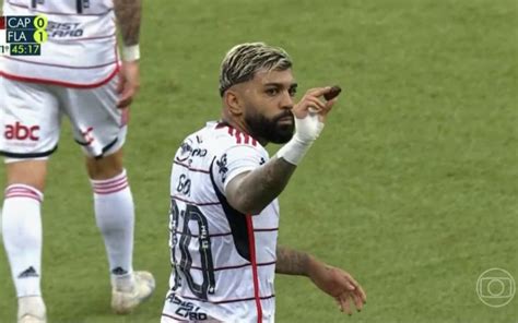 Flamengo Gabigol Come Biscoito Arremessado Pela Torcida Do Athletico