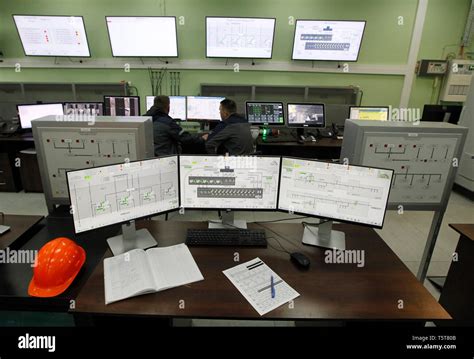 Visible à l intérieur de travailleurs une salle de commande centrale de