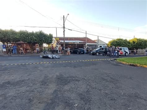 Motociclista Morre Ap S Atropelar Pedestre E Cair Embaixo De Caminh O