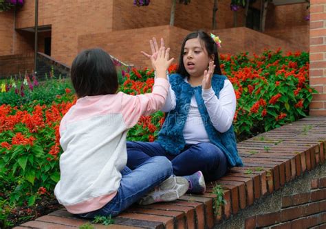 Due Ragazze Colombiane Dell America Latina Fanno Esplodere Un Leone Nel Giardino Della Casa