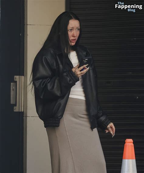 Noah Cyrus Flashes Her Nude Tits As She Smokes Outside Her Sydney Hotel