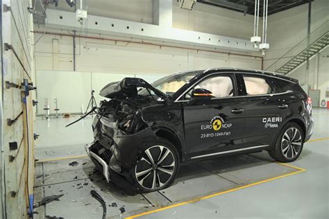 Le grand SUV électrique Byd Tang obtient cinq étoiles aux crash tests