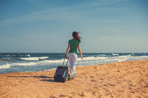 Conceito De F Rias Ver O Jovem Mulher Mala De Viagem Andando Na