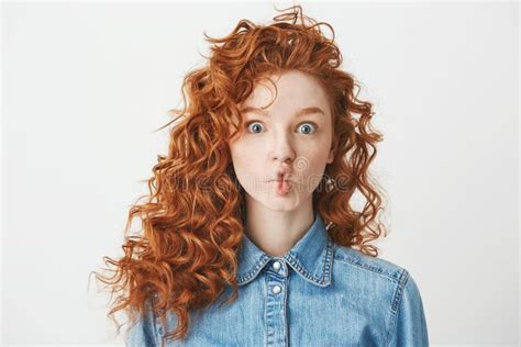 Fermez Vous De La Belle Fille Avec Les Cheveux Rouges Bouclés Et La