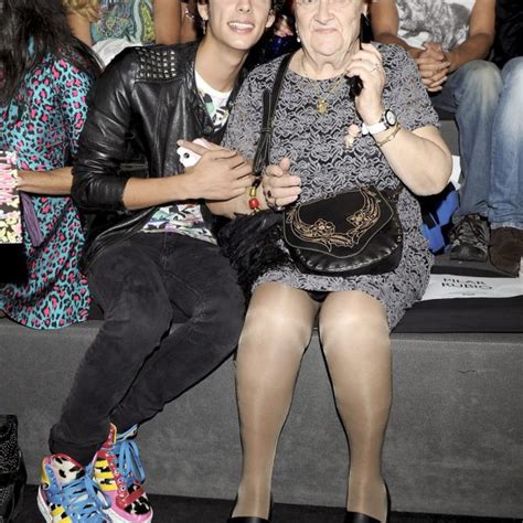 Eduardo Casanova en el front row de Carlos Díez y María Escoté en la