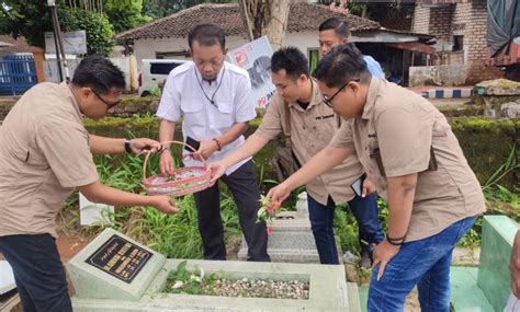 Hpn Pwi Sumenep Ziarah Ke Makam Senior Pers Madura Today