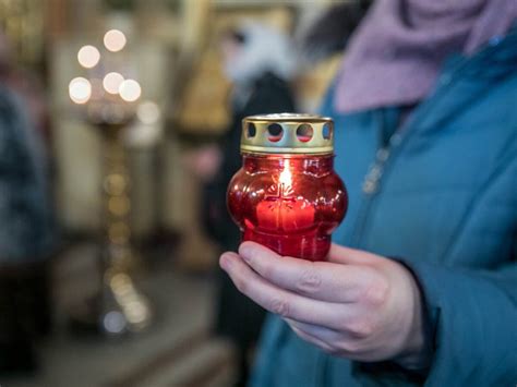 Четверговые свечи из церкви: что это и зачем православные несут домой огонь