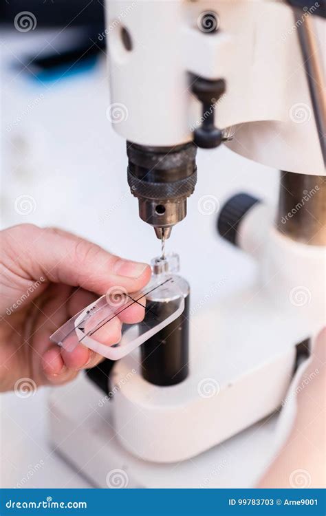 Verres De Polissage De Spectacle D Homme Dans L Atelier Image Stock