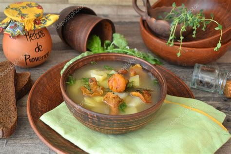 Taz N De Sopa De Champi Ones Con Champi Ones Fritos Apio Y Perejil